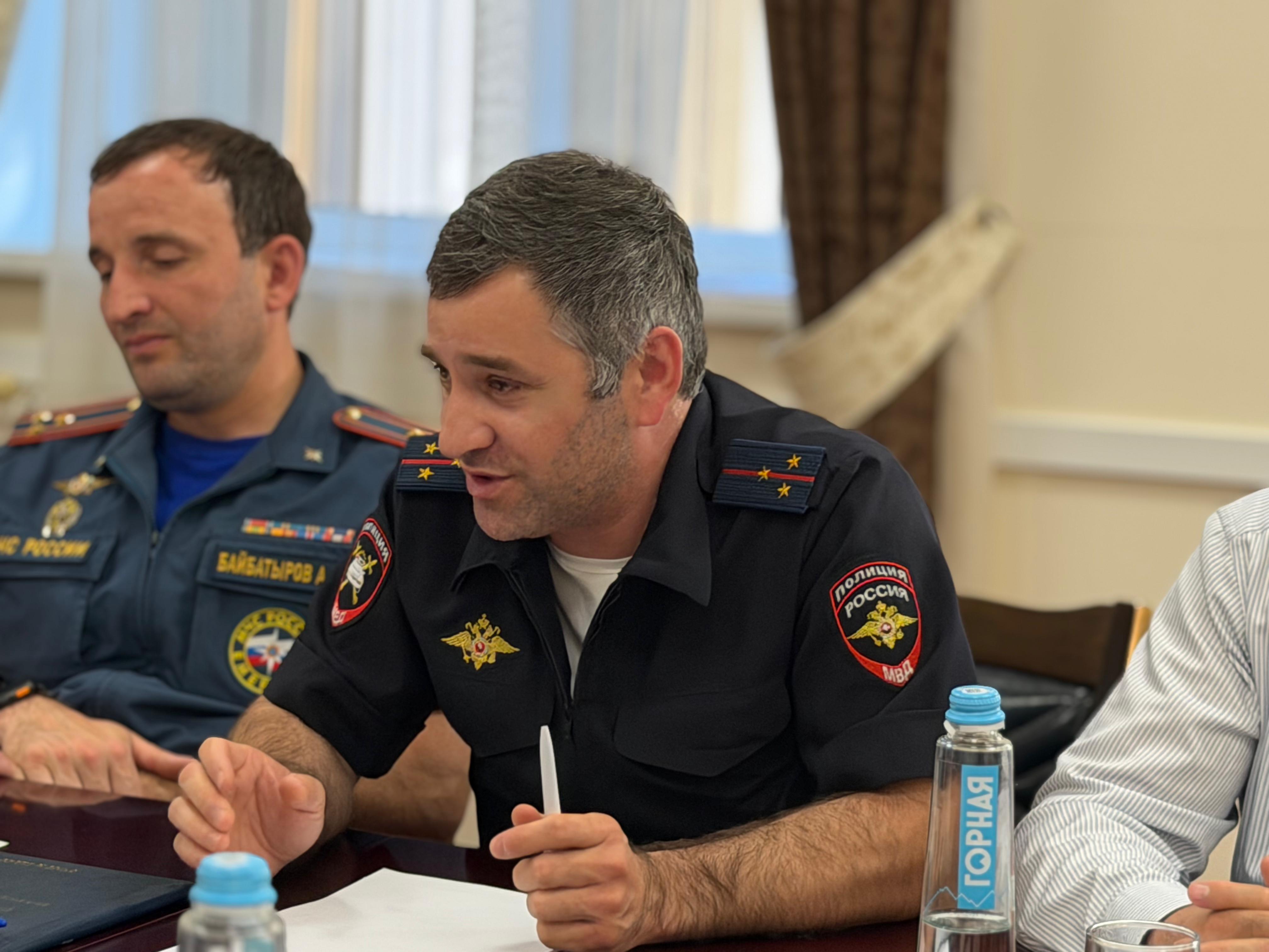 В рамках совещания по вопросам обеспечения безопасности туристов представители профильных ведомств проинформировали участников о проводимой работе и дополнительных мерах контроля, реализуемых в период туристического сезона.